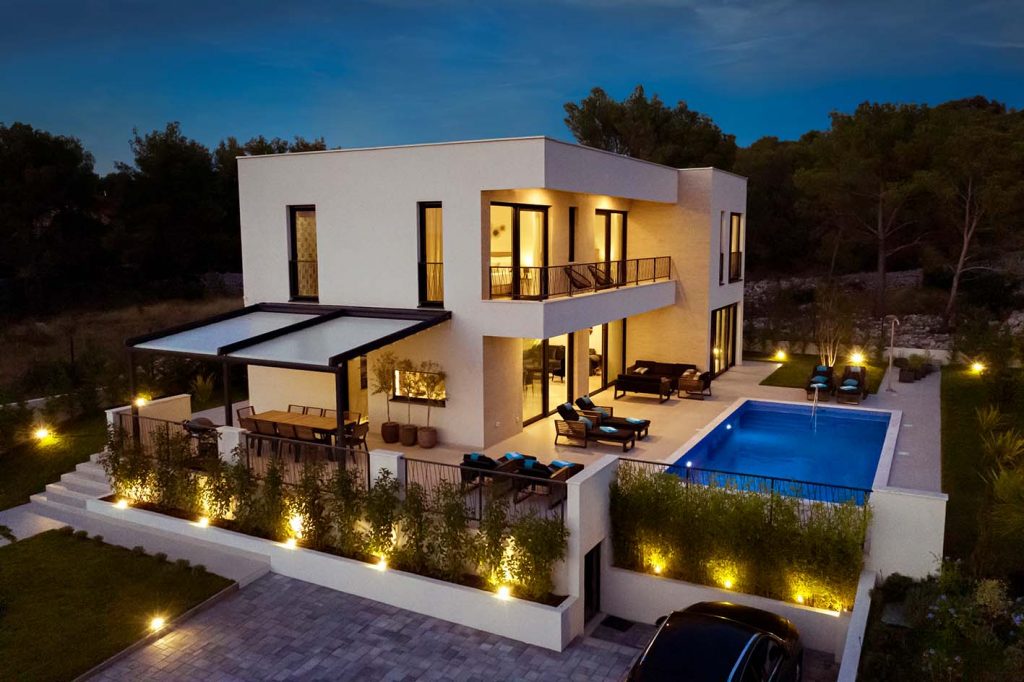 Afternoon Front view on house and and yard on the Villa Spuga